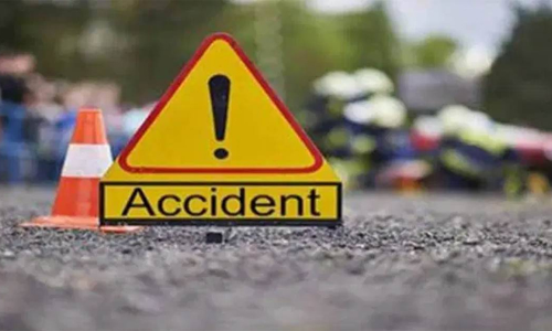 നി​ർ​ത്തി​യി​ട്ട ബ​സി​ന് പി​ന്നി​ൽ മി​നി ലോ​റി​യി​ടി​ച്ച് യു​വാ​വ്​ മ​രി​ച്ചു