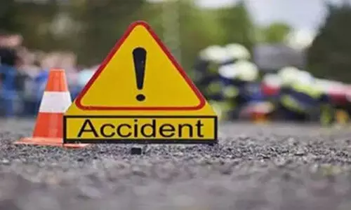 നി​ർ​ത്തി​യി​ട്ട ബ​സി​ന് പി​ന്നി​ൽ മി​നി ലോ​റി​യി​ടി​ച്ച് യു​വാ​വ്​ മ​രി​ച്ചു