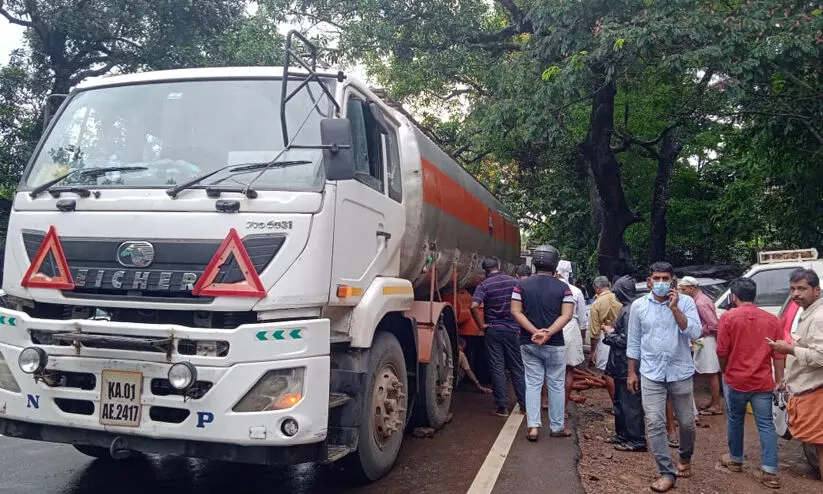 കോഴിക്കോട് -വയനാട് ദേശീയ പാതയിൽ സ്പിരിറ്റ് ലോറിയുടെ ടയർ പൊട്ടിത്തെറിച്ചു