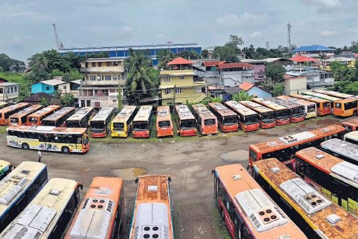 ലോ ഫ്ലോർ ബസുകൾ കൂട്ടത്തോടെ പൊളിക്കുന്നു