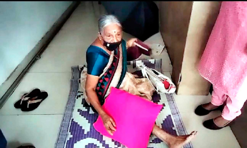 വീട്ടിലെ വെള്ളക്കെട്ട്; കിടപ്പുസമരവുമായി  വയോധിക, പരിഹരിക്കാമെന്ന ഉറപ്പിൽ വീട്ടിലേക്ക് മടക്കി