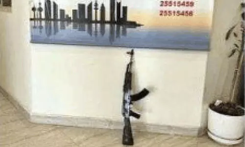 എ.കെ 47 തോക്കുകളുമായി മൂന്ന് പേർ പിടിയിൽ