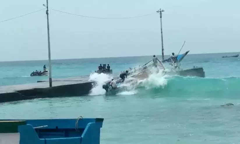 ഇങ്ങനെയാണ് ദ്വീപ് ജനത കപ്പൽ കയറാൻ പോകുന്നത്- ബോട്ട് മറിയുന്ന വീഡിയോ കാണാം