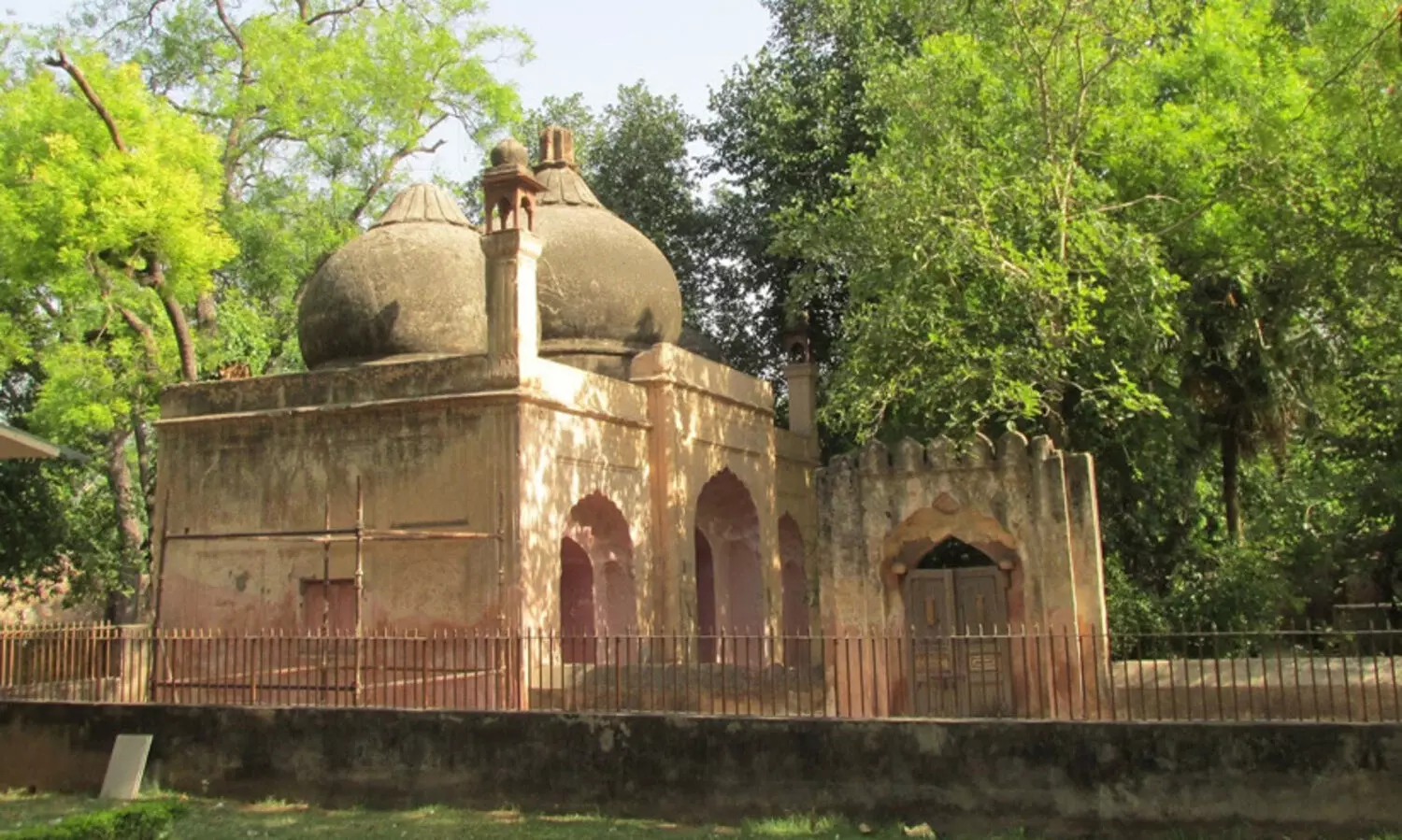 കുതുബ് മിനാറിലെ മുഗൾ മസ്ജിദ് അടച്ചു​; നമസ്കാരത്തിന് വിലക്ക്