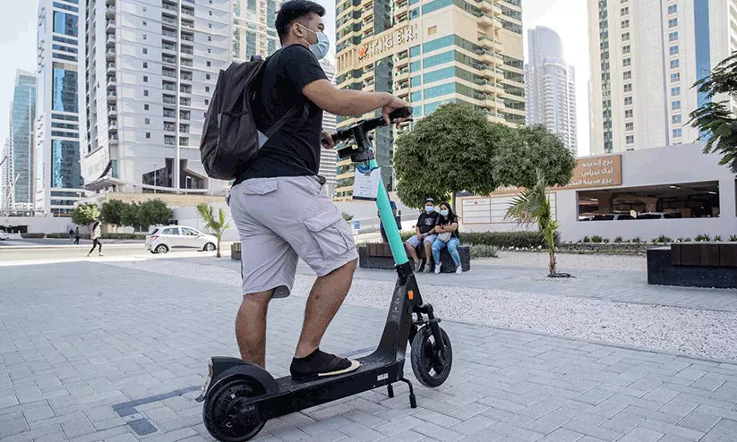 ഇ-സ്കൂട്ടർ അപകടങ്ങൾ വർധിക്കുന്നു; നിയമം പാലിക്കണമെന്ന് വിദഗ്ധർ