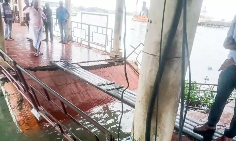 ബോട്ട് ജെട്ടി തകർന്നു; 20ഓളം സഞ്ചാരികൾ കായലിൽ വീണു ബോട്ട് ജെട്ടി തകർന്നു; 20ഓളം സഞ്ചാരികൾ കായലിൽ വീണു