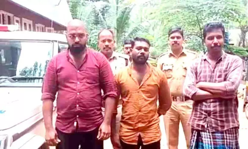 വാഹന പരിശോധനക്കിടെ പൊലീസിനെ  ആക്രമിച്ച മൂന്നുപേര്‍ പിടിയില്‍