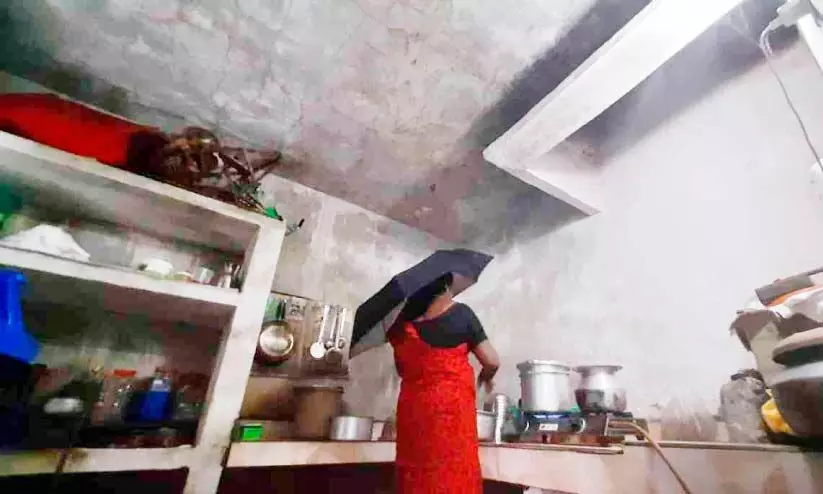 ചോർന്നൊലിച്ച് അംഗന്വാടി; ഭീതിയിൽ കുട്ടികളും രക്ഷാകർത്താക്കളും ചോർന്നൊലിച്ച് അംഗന്വാടി; ഭീതിയിൽ കുട്ടികളും രക്ഷാകർത്താക്കളും