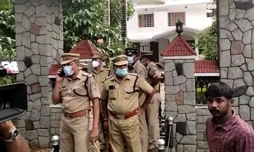 പൊലീസ് വീട്ടിലെത്തി; പി.സി. ജോർജിനെ കണ്ടെത്താനായില്ല VIDEO പൊലീസ് വീട്ടിലെത്തി; പി.സി. ജോർജിനെ കണ്ടെത്താനായില്ല VIDEO