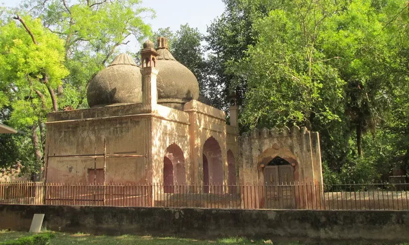 കുതുബ് മിനാറിലെ മുഗൾ മസ്ജിദ് അടച്ചു; നമസ്കാരത്തിന് വിലക്ക് കുതുബ് മിനാറിലെ മുഗൾ മസ്ജിദ് അടച്ചു; നമസ്കാരത്തിന് വിലക്ക്