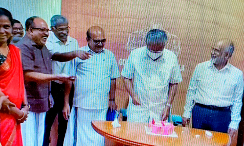 സർക്കാർ വാർഷികം: കേക്ക് മുറിച്ച് മുഖ്യമന്ത്രി; ആഘോഷം ജൂൺ രണ്ടിന്