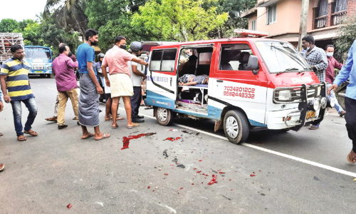 അച്ഛനും ഏകമകനും റോഡിൽ പൊലിഞ്ഞത് കൺമുന്നിൽ  നൊമ്പരക്കാഴ്ചയായി നവ്യ