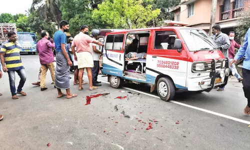 അച്ഛനും ഏകമകനും റോഡിൽ പൊലിഞ്ഞത് കൺമുന്നിൽ  നൊമ്പരക്കാഴ്ചയായി നവ്യ
