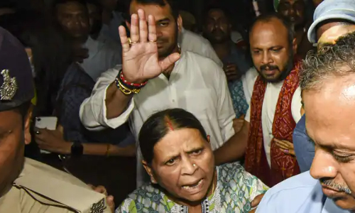 റെയ്ഡിനിടെ സി.ബി.ഐ ഉദദ്യോഗസ്ഥർ റാബ്റിദേവിയോട് മോശമായി പെരുമാറിയെന്ന് ആരോപണം