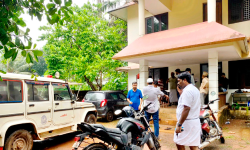 ബൈക്കിലെത്തിയ യുവാവും യുവതിയും കത്തികാട്ടി വീട്ടമ്മയുടെ സ്വർണാഭരണം കവർന്നു