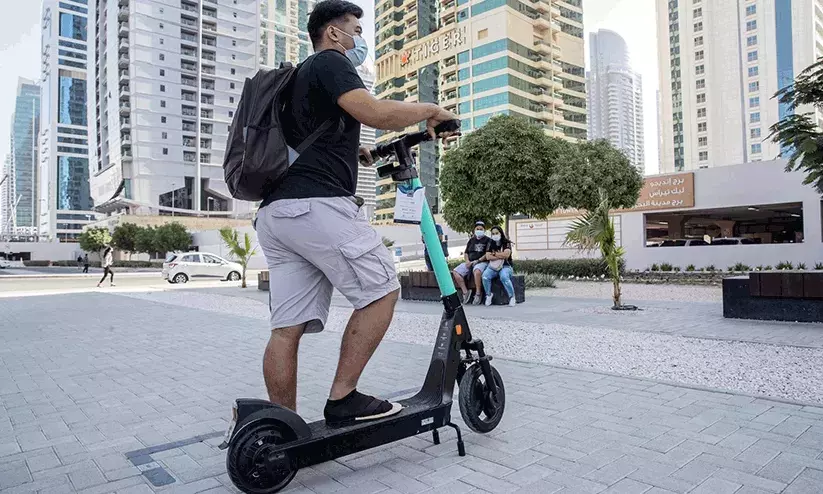 ഇ-സ്കൂട്ടർ അപകടങ്ങൾ വർധിക്കുന്നു; നിയമം പാലിക്കണമെന്ന് വിദഗ്ധർ