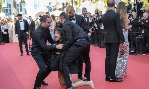 ഞങ്ങളെ ബലാത്സംഗം ചെയ്യുന്നത് അവസാനിപ്പിക്കുക, കാൻ വേദിയിൽ അർധ നഗ്നയായി യുവതിയുടെ പ്രതിഷേധം