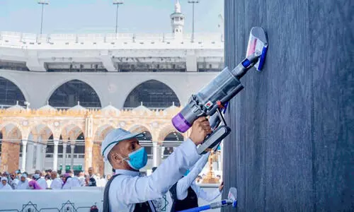 കഅ്ബയുടെ കിസ്‌വ വൃത്തിയാക്കാൻ സ്മാർട്ട് മെഷീൻ