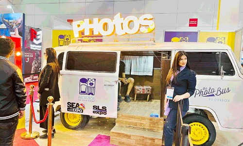 കലയുടെ കണ്ണഞ്ചിപ്പിക്കും പ്രപഞ്ചം കലയുടെ കണ്ണഞ്ചിപ്പിക്കും പ്രപഞ്ചം