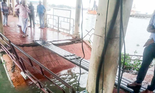 ബോട്ട് ജെട്ടി തകർന്നു; 20ഓളം സഞ്ചാരികൾ കായലിൽ വീണു