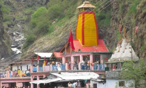 യമുനോത്രി ക്ഷേത്രത്തിലേക്കുള്ള ഹൈവേയുടെ സുരക്ഷാ മതിൽ തകർന്നു; 10000 ലേറെ പേർ വഴിയിൽ കുടുങ്ങി