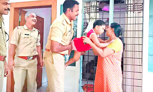 വീടിനുള്ളിൽ അകപ്പെട്ട മൂന്നുവയസ്സുകാരിയെ അഗ്നിരക്ഷസേന രക്ഷിച്ചു