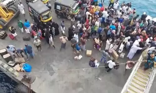 അമിനി ദ്വീപിൽ കപ്പലിലേക്ക് ഇരച്ചുകയറി യാത്രക്കാർ; യാത്രാദുരിതത്തിന്റെ നടുക്കടലിൽ ദ്വീപ് ജനത -വീഡിയോ കാണാം