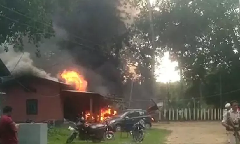 കസ്റ്റഡിയിൽ യുവാവ് മരിച്ചെന്നാരോപിച്ച് നാട്ടുകാർ പൊലീസ് സ്റ്റേഷന് തീയിട്ടു കസ്റ്റഡിയിൽ യുവാവ് മരിച്ചെന്നാരോപിച്ച് നാട്ടുകാർ പൊലീസ് സ്റ്റേഷന് തീയിട്ടു