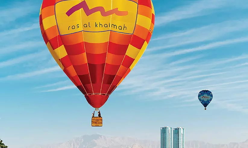 പ​റ​ന്നി​റ​ങ്ങാം, ആ​കാ​ശ​ക്കു​ട​യി​ല്‍...