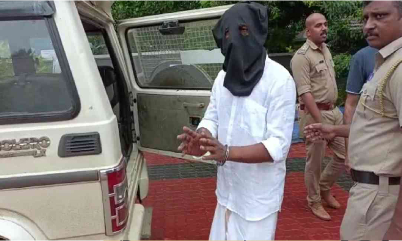 നാട്ടുവൈദ്യന്റെ കൊലപാതകം: ഒന്നാം പ്രതിയെ വൈദ്യനെ കൊലപ്പെടുത്തിയ വീട്ടിലെത്തിച്ച് തെളിവെടുത്തു നാട്ടുവൈദ്യന്റെ കൊലപാതകം: ഒന്നാം പ്രതിയെ വൈദ്യനെ കൊലപ്പെടുത്തിയ വീട്ടിലെത്തിച്ച് തെളിവെടുത്തു