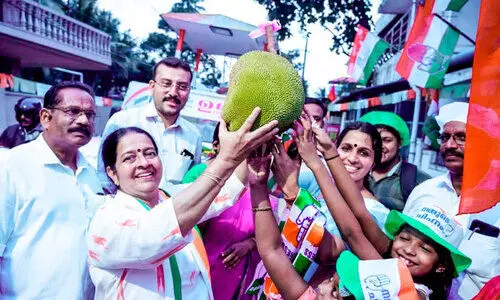 ബസിൽ വോട്ട് ചോദിച്ച് ഉമ തോമസ്