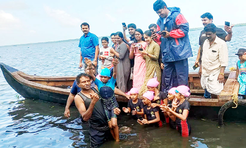 വേമ്പനാട്ടു കായല്‍ നീന്തിക്കയറി; ഓളപ്പരപ്പില്‍ വിസ്മയം തീര്‍ത്ത് അഞ്ച് വയസ്സുകാരന്‍