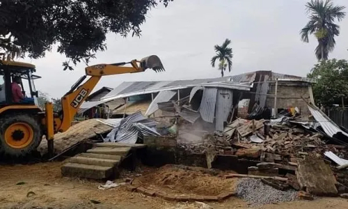 അസം പൊലീസ് സ്റ്റേഷൻ ആക്രമണം; പ്രതികളുടെ വീടുകൾ ബുൾഡോസർ ഉപയോഗിച്ച് തകർത്തു