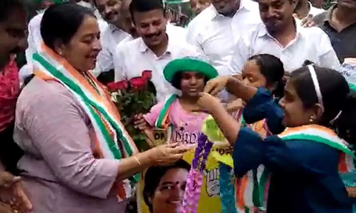 വാഹന പര്യടനത്തിനിടെ ഉമ തോമസിനെ അദ്ഭുതപ്പെടുത്തി കൊച്ചുമിടുക്കിയുടെ മാജിക് VIDEO