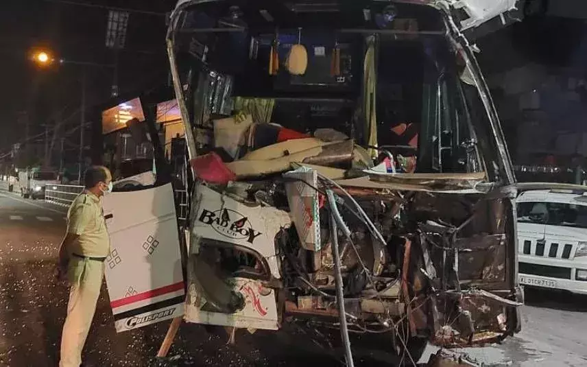 കോഴിക്കോട്ട് ടൂറിസ്റ്റ് ബസുകൾ കൂട്ടിയിടിച്ച് നാൽപതോളം പേർക്ക് പരിക്ക് കോഴിക്കോട്ട് ടൂറിസ്റ്റ് ബസുകൾ കൂട്ടിയിടിച്ച് നാൽപതോളം പേർക്ക് പരിക്ക്