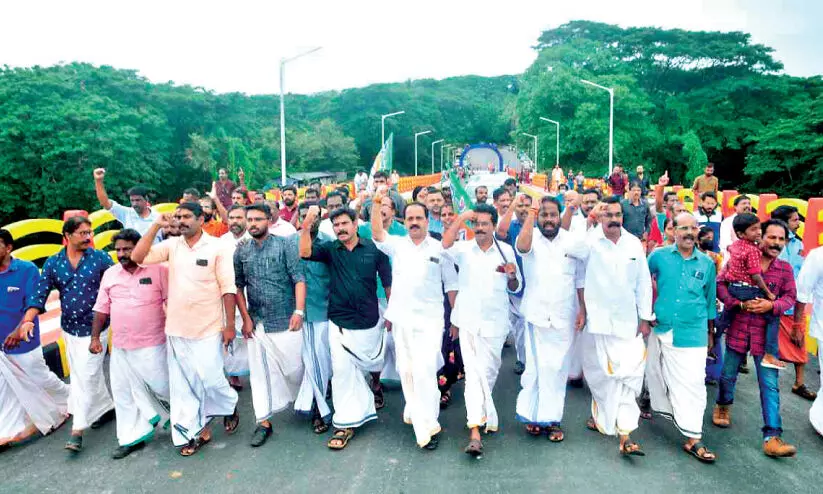 എളമരം പാലം: ഉദ്ഘാടനത്തിന് മുമ്പെ തുറന്നുകൊടുത്ത് ബി.ജെ.പി എളമരം പാലം: ഉദ്ഘാടനത്തിന് മുമ്പെ തുറന്നുകൊടുത്ത് ബി.ജെ.പി