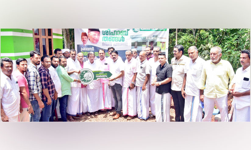 കുവൈത്ത് കെ.എം.സി.സി നിർമിച്ച വീടിന്റെ താക്കോൽ കൈമാറി കുവൈത്ത് കെ.എം.സി.സി നിർമിച്ച വീടിന്റെ താക്കോൽ കൈമാറി