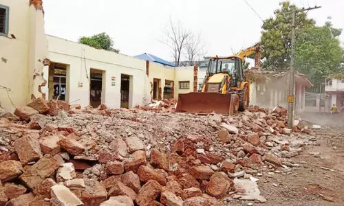 താലൂക്ക് ആശുപത്രിയിലെ പഴയ കെട്ടിടങ്ങൾ പൊളിച്ചുനീക്കൽ ആരംഭിച്ചു