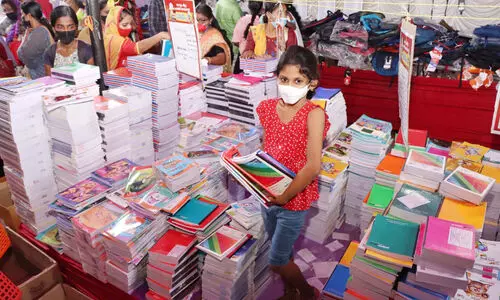 ഹിറ്റായി സ്കൂൾ വിപണി; എങ്ങും തിരക്ക്