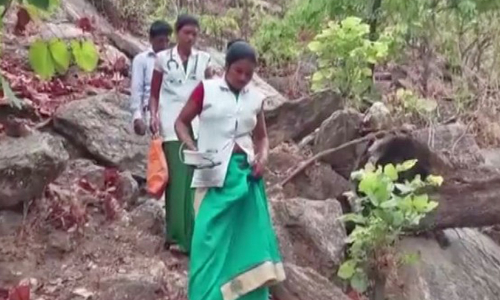 ആദിവാസി ഗ്രാമത്തിലെ പരിശോധനക്ക് വനിതാ ആരോഗ്യ പ്രവർത്തകർ നടന്നത് 10 കിലോമീറ്റർ