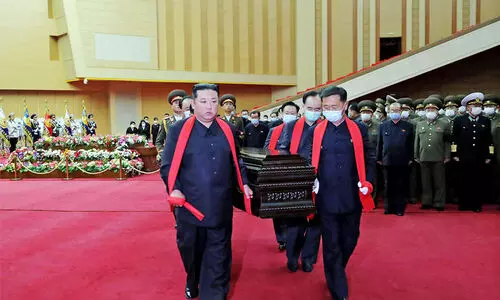 മാസ്കില്ലാതെ കിം സംസ്കാര ചടങ്ങിൽ