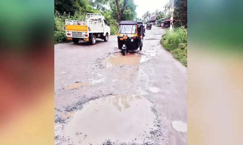 പണിതുതീരാതെ ബീനാച്ചി-പനമരം റോഡ്: ഇടവിട്ട് കുഴികൾ, അരിവയലിൽ ദുരിതയാത്ര പണിതുതീരാതെ ബീനാച്ചി-പനമരം റോഡ്: ഇടവിട്ട് കുഴികൾ, അരിവയലിൽ ദുരിതയാത്ര