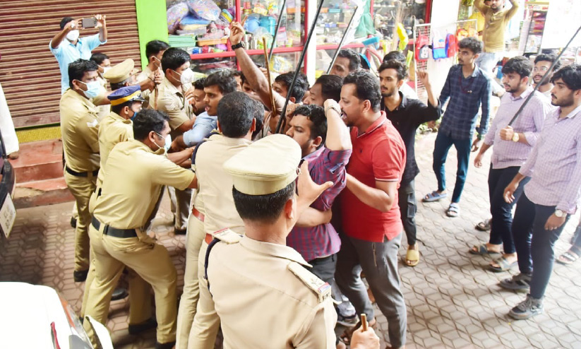 പ്രകൃതിവിരുദ്ധ പീഡനം; ട്യൂഷൻ സെന്ററിലേക്ക് മാർച്ച് പ്രകൃതിവിരുദ്ധ പീഡനം; ട്യൂഷൻ സെന്ററിലേക്ക് മാർച്ച്