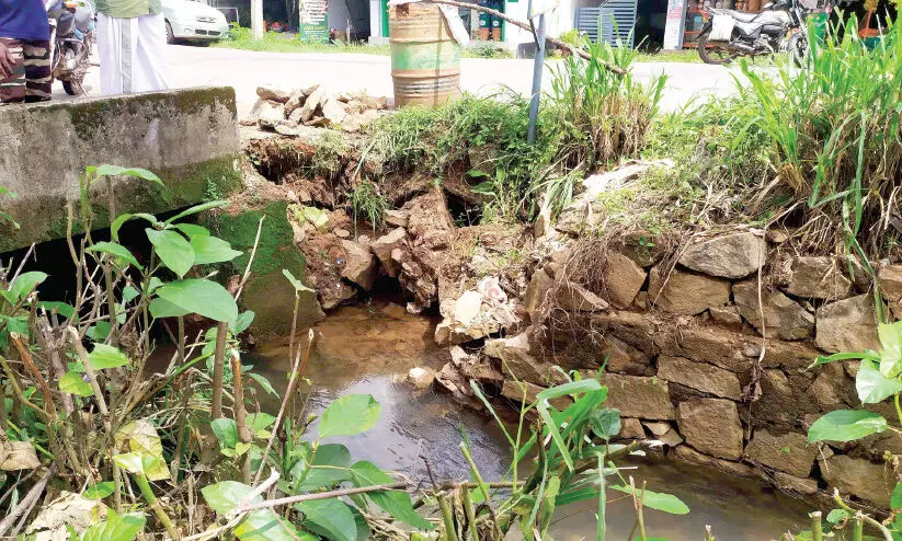 ക​രി​ങ്ക​ൽ​ക്കെ​ട്ട് ഇ​ടി​ഞ്ഞു; കൊ​ട​ക​ര-​വെ​ള്ളി​ക്കു​ള​ങ്ങ​ര റോ​ഡ് അ​പ​ക​ടാ​വ​സ്ഥ​യി​ല്‍