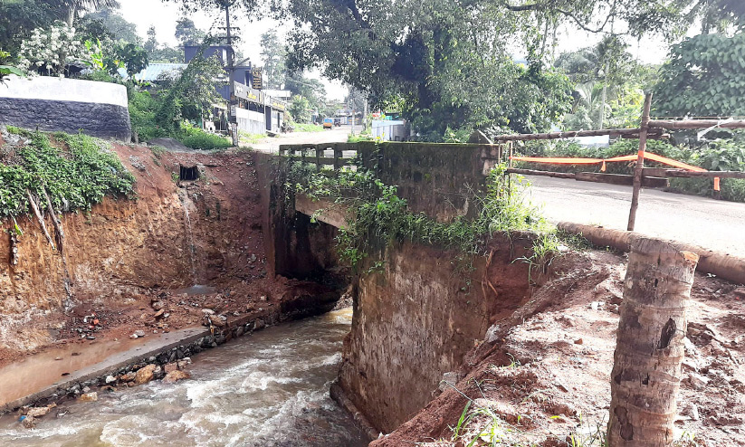 ചുങ്കത്തറ പാലം തകർച്ചയിൽ ചുങ്കത്തറ പാലം തകർച്ചയിൽ