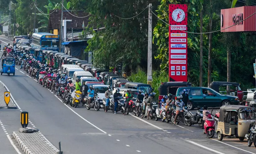 ശ്രീലങ്കയിൽ പെട്രോൾ ലിറ്ററിന് 420 രൂപ, ഡീസലിന് 400 രൂപ
