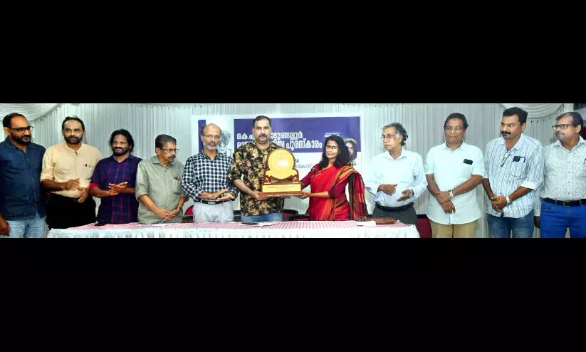 ദേവദാസ് വി.എമ്മിന് കെ.എ. കൊടുങ്ങല്ലൂർ-മാധ്യമം പുരസ്കാരം സമർപ്പിച്ചു ദേവദാസ് വി.എമ്മിന് കെ.എ. കൊടുങ്ങല്ലൂർ-മാധ്യമം പുരസ്കാരം സമർപ്പിച്ചു