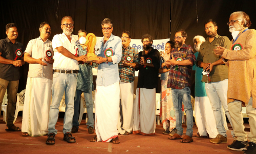 സാദരം സതീഷ് കെ. സതീഷിന്... അ​ര​നൂ​റ്റാ​ണ്ടി​ന്‍റെ അ​ര​ങ്ങെ​ഴു​ത്തി​ന് കോ​ഴി​ക്കോ​ടി​ന്‍റെ ആ​ദ​രം