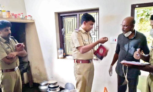 കത്തിക്കുത്തേറ്റ് പിതാവ് മരിച്ച സംഭവത്തിൽ മകൻ കസ്റ്റഡിയിൽ; മുടവന്തേരിയുണർന്നത് ദുരന്തവാർത്തയറിഞ്ഞ്