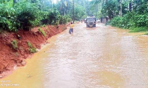 മഴ തുടങ്ങി; റോഡുകൾ തോടായി